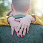 Prečo potrebujete rozchodové rituály na jeden deň: ako malé rozlúčky udržujú spojenie na diaľku preco-potrebujete-rozchodove-ritualy-na-jeden-den-ako-male-rozlucky.jpg